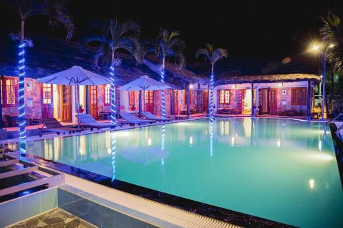 Bazén v ubytování PHƯƠNG NHUNG HOTEL nebo v jeho okolí