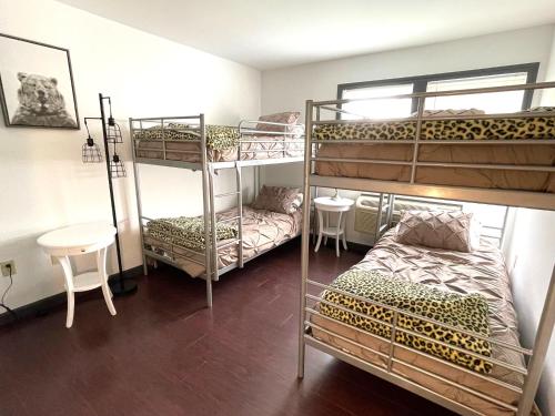 מיטה או מיטות קומותיים בחדר ב-Gorgeous Ski On/Off 2 BR Sleeps 8 Jiminy-Must See Luxury
