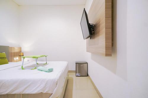 Een bed of bedden in een kamer bij Urbanview Hotel Bes Mangga Besar by RedDoorz