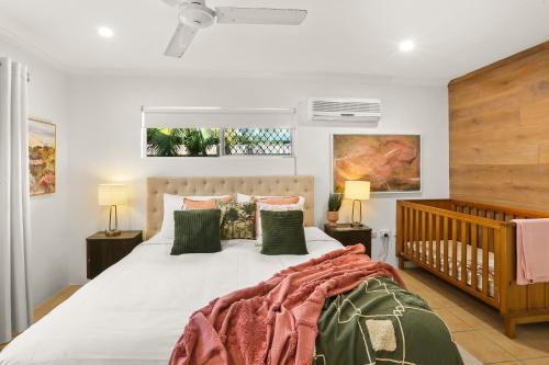 sypialnia z łóżkiem z 2 lampkami i łóżeczkiem dziecięcym w obiekcie Wait-a-While - Family Getaway with Heated Pool w mieście Clifton Beach