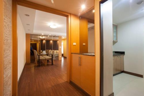 a hallway leading to a dining room with a table at 5A-Short-term rental allowed-2BRs Downtown Bangkok in Makkasan