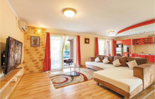 Część wypoczynkowa w obiekcie 7 Bedroom Awesome Home In Kastel Stafilic