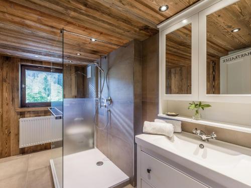a bathroom with a shower and a sink at Oberholzer Landhaus & Appartement in Ellmau