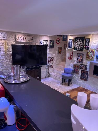 Μια τηλεόραση ή/και κέντρο ψυχαγωγίας στο SUITE 785 Chambre Jacuzzi Sauna