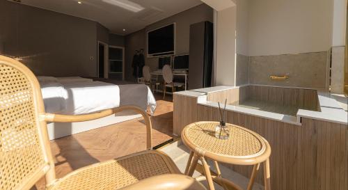 Posezení v ubytování Denbasta forest Hotel