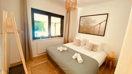 A bed or beds in a room at La douce Rive