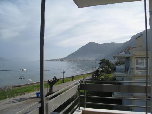 een balkon met uitzicht op de oceaan bij Alma Hotel in Kamena Vourla