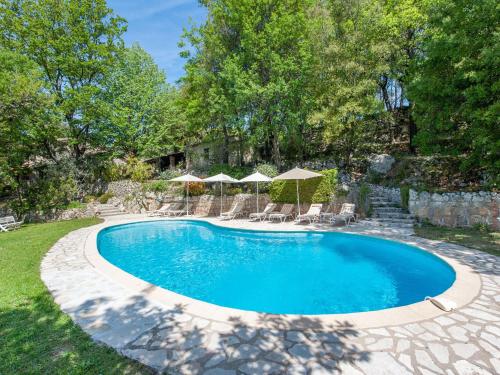 a swimming pool with chairs and umbrellas in a yard at Majestic Villa in Callas France with Private Pool in Callas