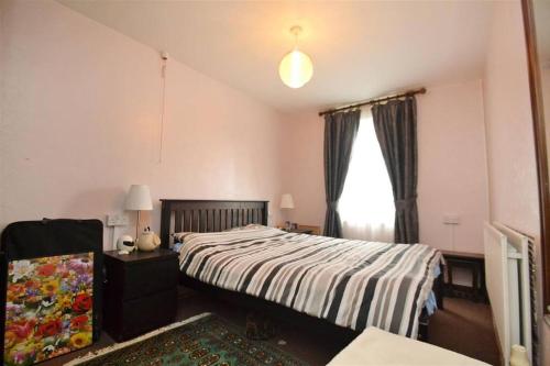 um quarto com uma cama e uma janela em Lovely one bed apartment to rent em Londres