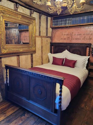 um quarto com uma cama grande e uma colcha vermelha e branca em Hocus Pocus Tiny Hotel em York