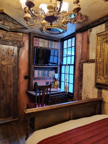 TV a/nebo společenská místnost v ubytování Hocus Pocus Tiny Hotel