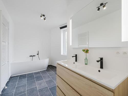 Bathroom sa Modern holiday home in Ronse with garden