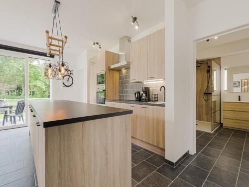 Modern holiday home in Ronse with gardenにあるキッチンまたは簡易キッチン