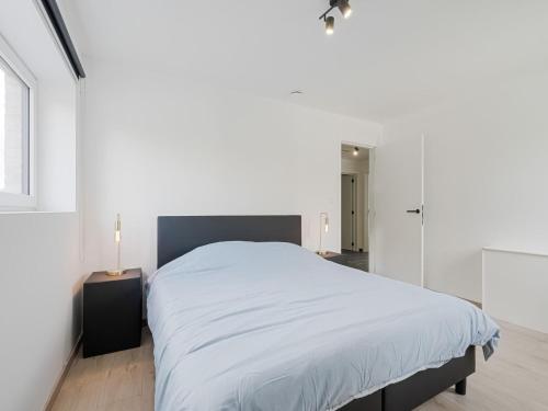 Modern holiday home in Ronse with gardenにあるベッド