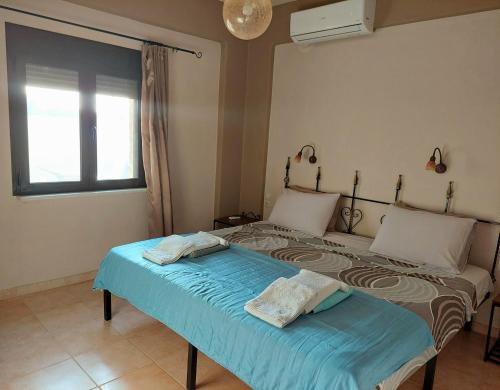 Ένα ή περισσότερα κρεβάτια σε δωμάτιο στο Villa Elia 