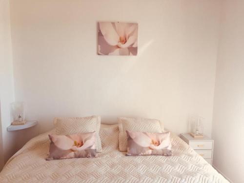 a bedroom with a bed with two pillows on it at Villa Câline chambres d'hôtes in Vesseaux
