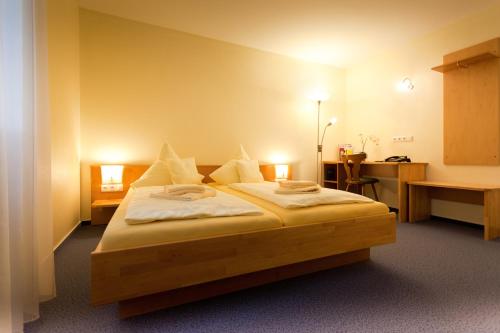 Gulta vai gultas numurā naktsmītnē Hotel Landgasthof Ratz