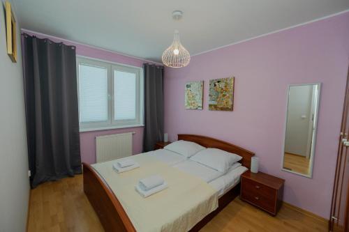 コウォブジェクにあるApartamenty Sun Seasons 24 - Centrumのベッドルーム1室(ベッド1台、タオル2枚付)