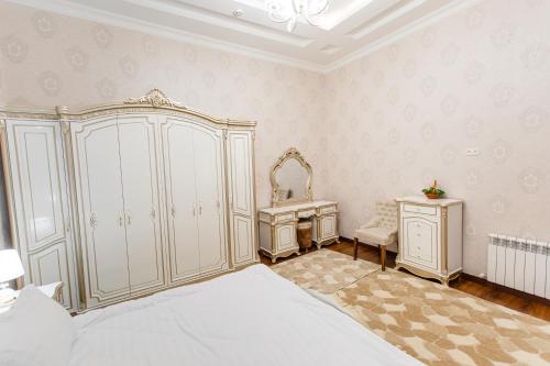 Ένα ή περισσότερα κρεβάτια σε δωμάτιο στο HOTEL Diyor Gold