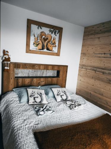 アヌーにあるNature Cottage Vosgesのベッドルーム1室(ベッド1台、ピロー付)