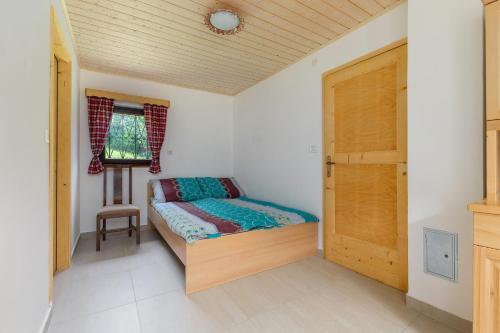 Ένα ή περισσότερα κρεβάτια σε δωμάτιο στο Počitniška Hiša Voje