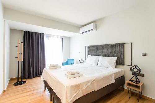 sypialnia z dużym łóżkiem z dwoma ręcznikami w obiekcie Olumpoy Residences w Salonikach