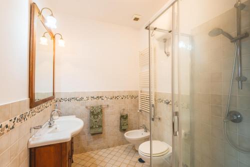 A bathroom at Casale Ianus - Country house with Panoramic View