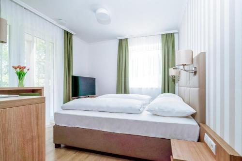 Ένα ή περισσότερα κρεβάτια σε δωμάτιο στο Landhaus Bad Gleichenberg