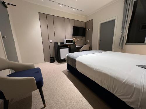 a hotel room with a bed and a desk at Lismore City Motor Inn in Lismore