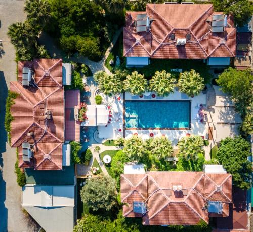 an overhead view of a house with a pool at La Capria Suite Hotel Alacati in Alacati