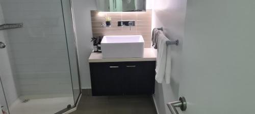 A bathroom at MELBOURNE STAR APARTMENT