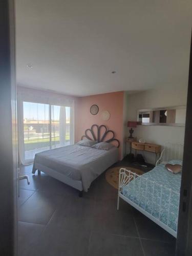 une chambre avec deux lits et une fenêtre dans l'établissement La Cersoise, 10 min des plages, à Cers