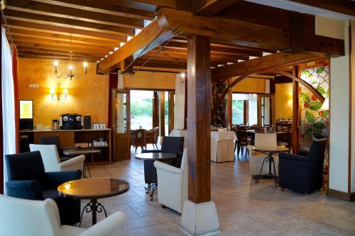 Ο χώρος του lounge ή του μπαρ στο Hotel Valle De Arco