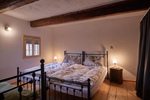 una camera con un letto e due lampade di Ferienwohnung Oberlausitzer Hof a Leutersdorf