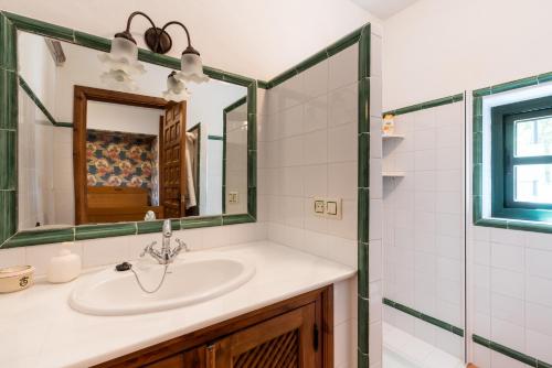 A bathroom at Casa Alta Finca El Revuelo