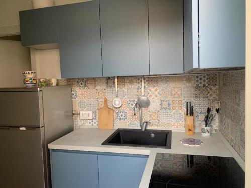 Casa dai Toni Cortesi 2 في بيرغامو: مطبخ بخزائن بيضاء ومغسلة