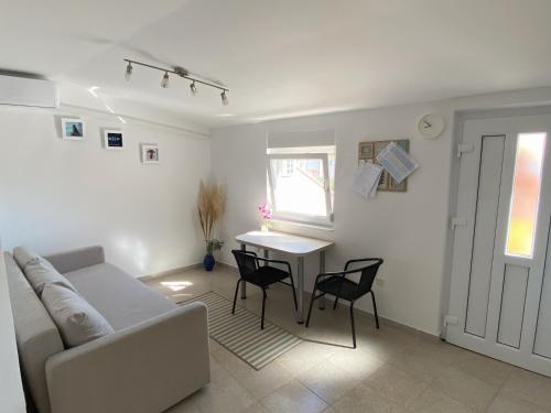 Posedenie v ubytovaní Beachfront Apartment