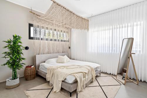 מיטה או מיטות בחדר ב-כרמית Aria boutique