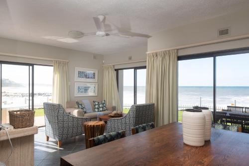 uma sala de estar com vista para o oceano em The Bay 2 em Ballito