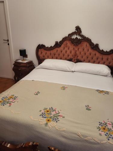 a bedroom with a bed with a floral bedspread at Casa giovanna in Rocca San Giovanni