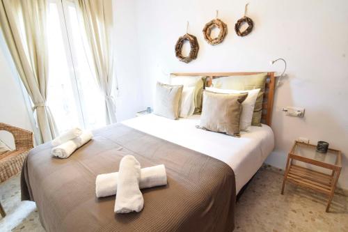 マラガにあるLetmalaga Popoloのベッドルーム1室(大型ベッド1台、タオル付)