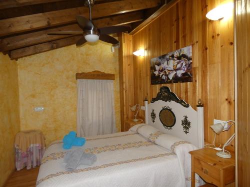 Łóżko lub łóżka w pokoju w obiekcie Casa Rural La Encina