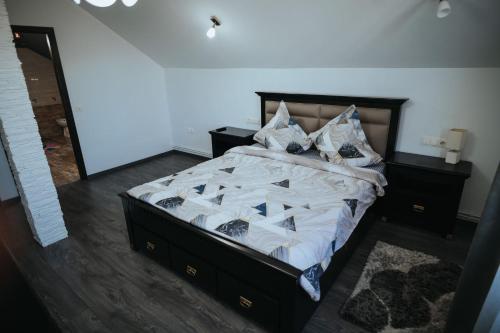 a bedroom with a large bed with pillows on it at Pensiunea La Lenuta in Onceşti