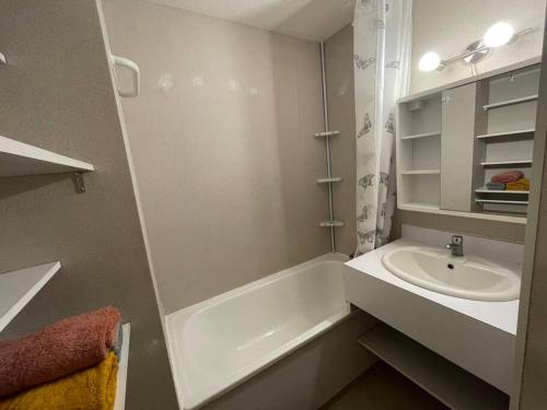 une salle de bain avec un lavabo et une baignoire dans l'établissement Appartement aux pieds des pistes - La Plagne Montalbert - Panorama 1350, à Aime La Plagne