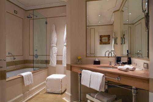 フィレンツェにあるPalazzo Firenze by Baglioni Hotels & Resortsの浴槽、洗面台、シャワーを備えたバスルーム