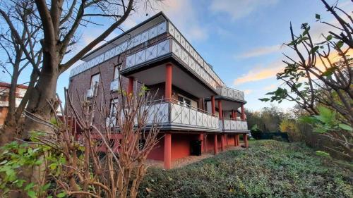 een gebouw met een balkon aan de zijkant bij Residenz Villa am Strand in Cuxhaven