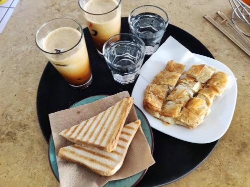 a black table with a plate of bread and drinks at ΞεΝΩΝΑΣ ΕΞΑΡΧΟΣ in Ioannina