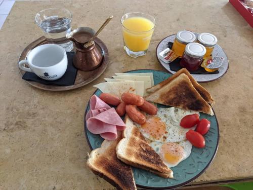 two plates of breakfast food with eggs and toast at ΞεΝΩΝΑΣ ΕΞΑΡΧΟΣ in Ioannina