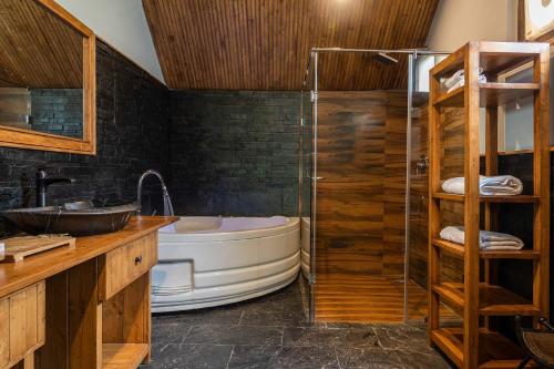 Ванна кімната в StayVista at The Artisans' Chalet with Indoor Jacuzzi