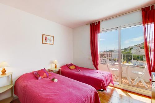 Duas camas num quarto com uma janela grande em Rubens C2 Almadrava Roses - Immo Barneda em Roses